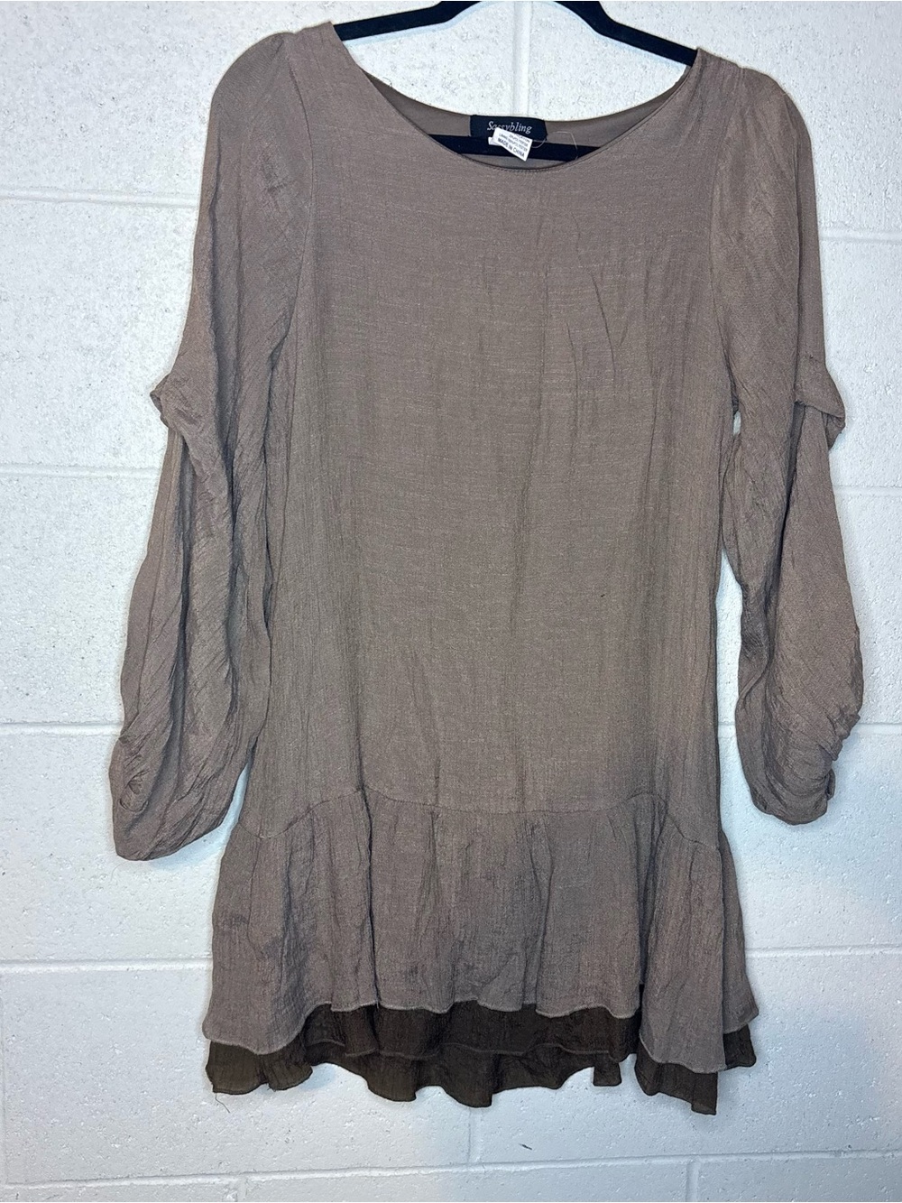 Sassyblibg taupe women’s size M lagenlook long sleeved linen stress